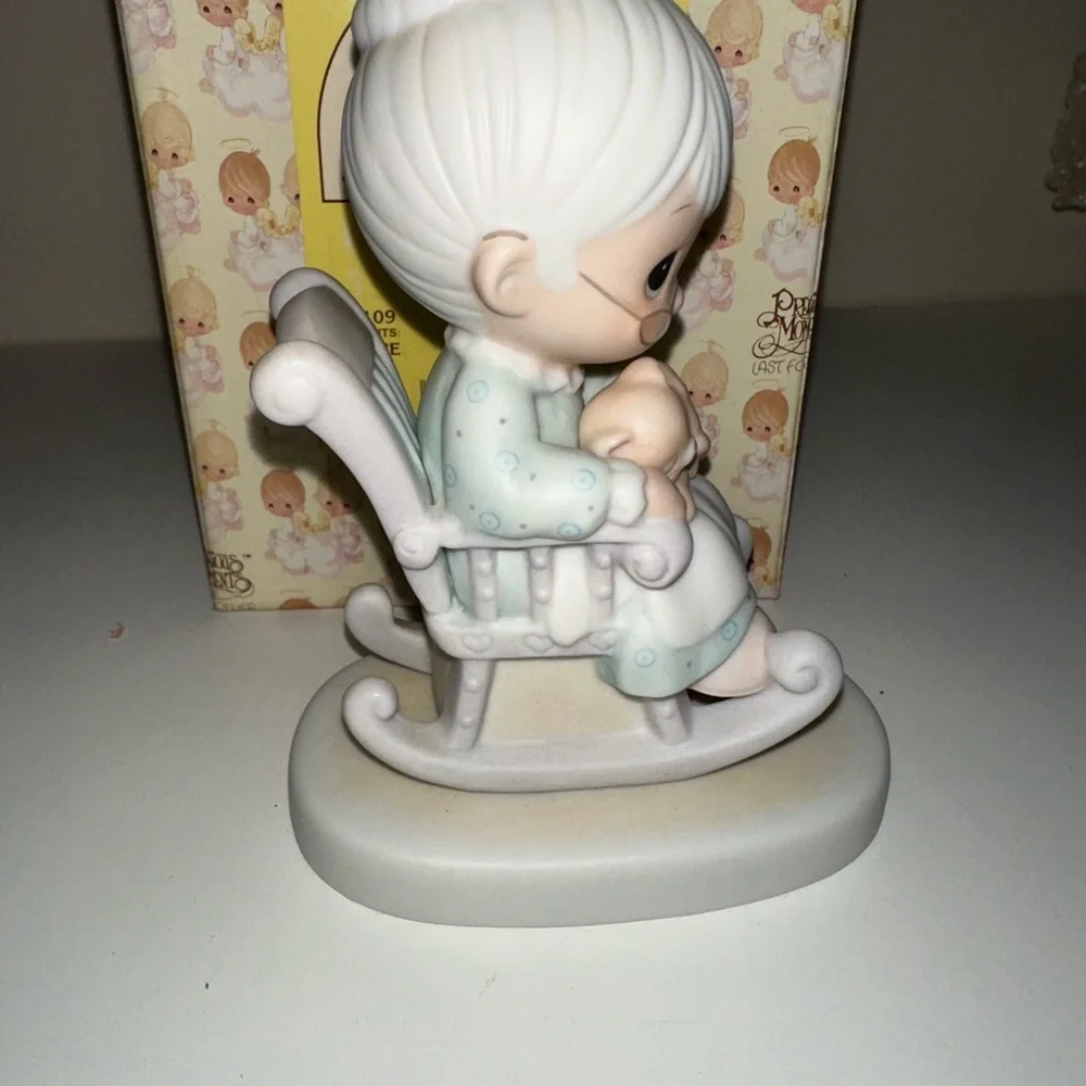 Precious‎ Moments Gray and Cream Figurine